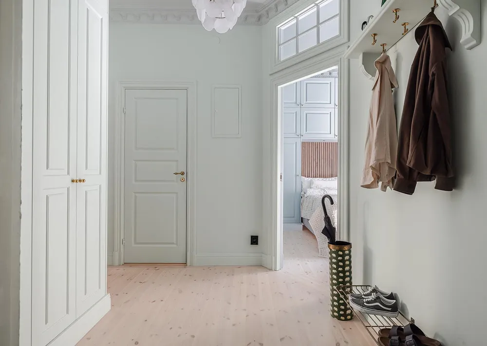 Plafond rose et canapé tacheté : un appartement lumineux à Stockholm (61 m²) - Gallery image 21