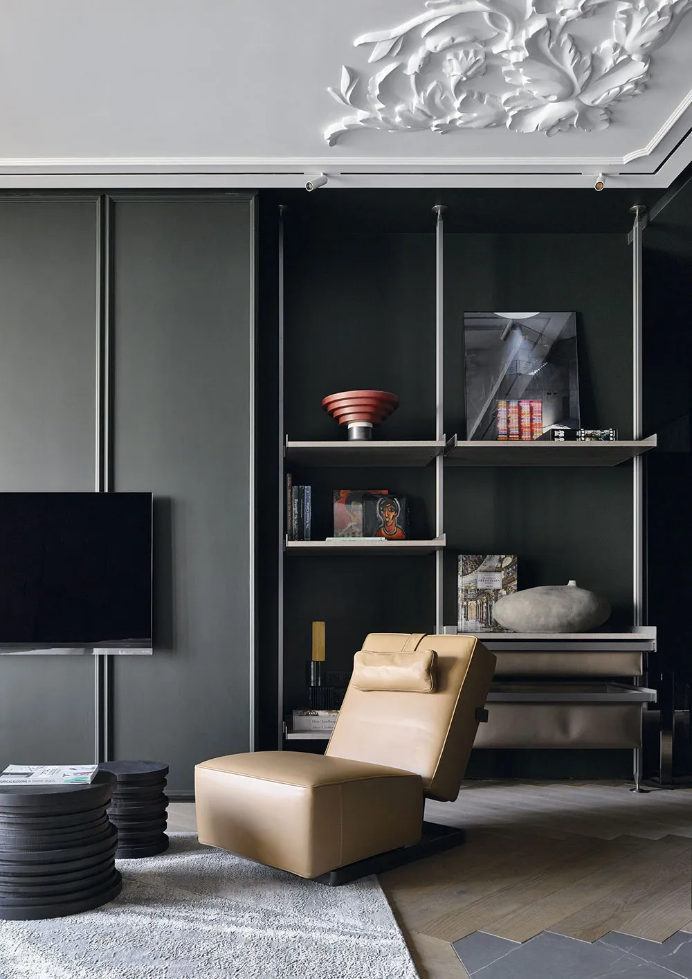 Minimalismo en tonos oscuros y estucado: un interior atrevido para un joven en Moscú (73 m²) - Gallery image 1