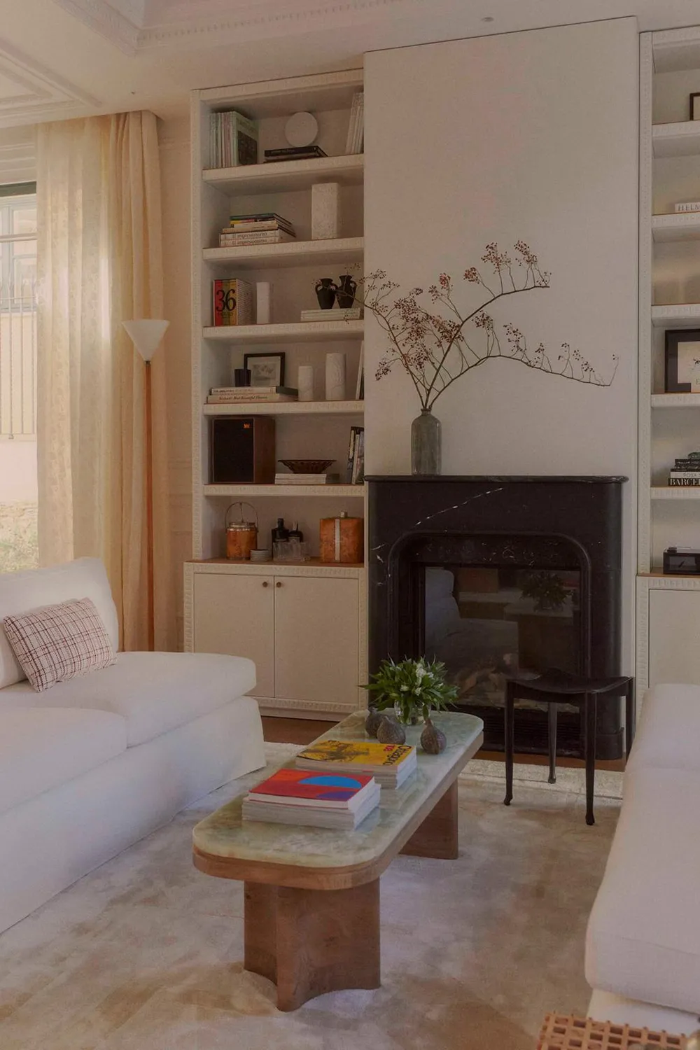 Milchige Interieurs eines eleganten Townhouses in Barcelona - Gallery image 4