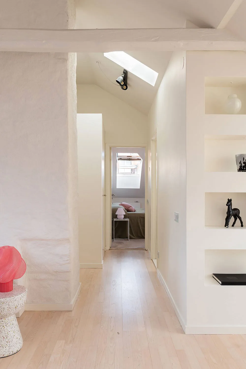 Летние акценты в декоре светлой мансардной квартиры в Стокгольме (70 кв. м) - Gallery image 18