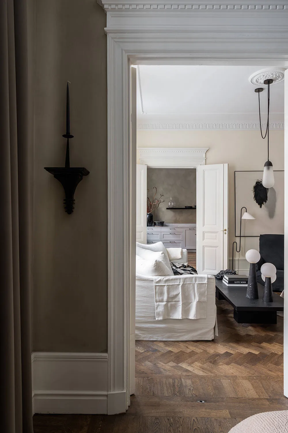 स्टॉकहोम में “सैंड टोन्स” में बनाया गया “मॉडर्न क्लासिक” - Gallery image 12