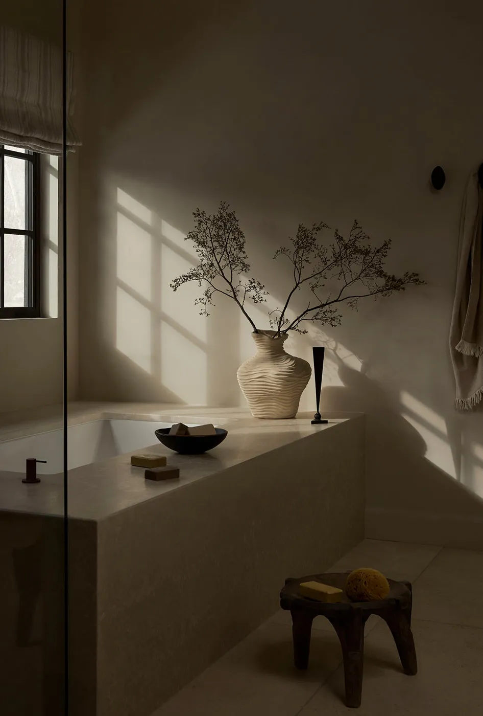 Przyciemnione wnętrza górskiego domu w stanie Juta - Gallery image 9