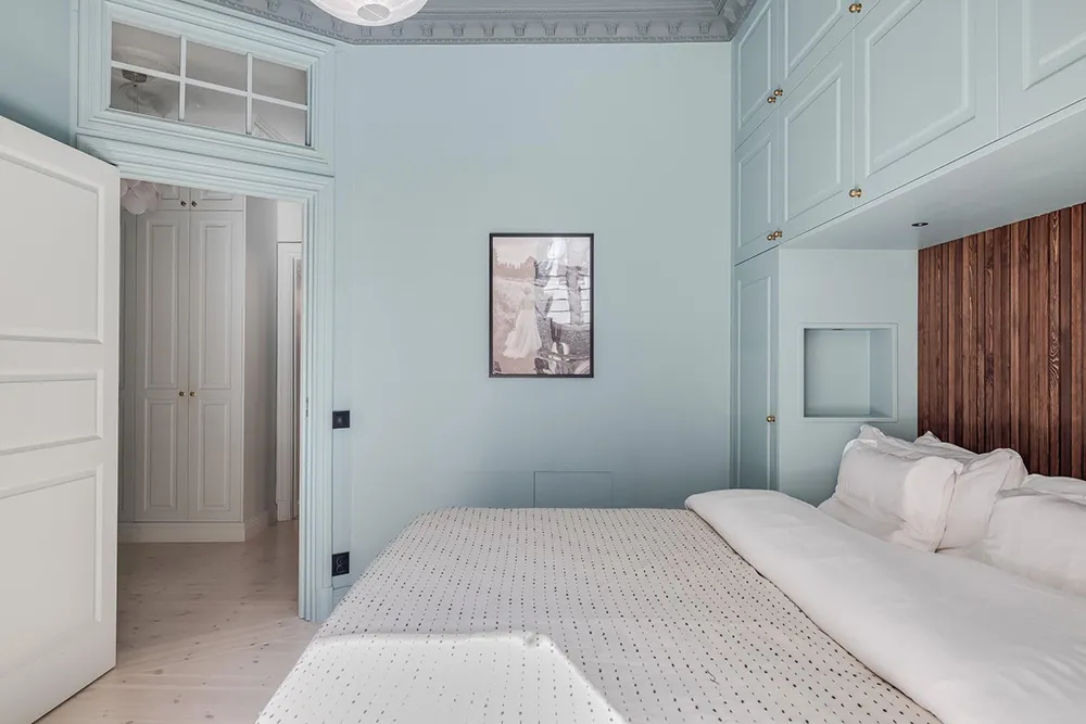 Plafond rose et canapé tacheté : un appartement lumineux à Stockholm (61 m²) - Gallery image 18