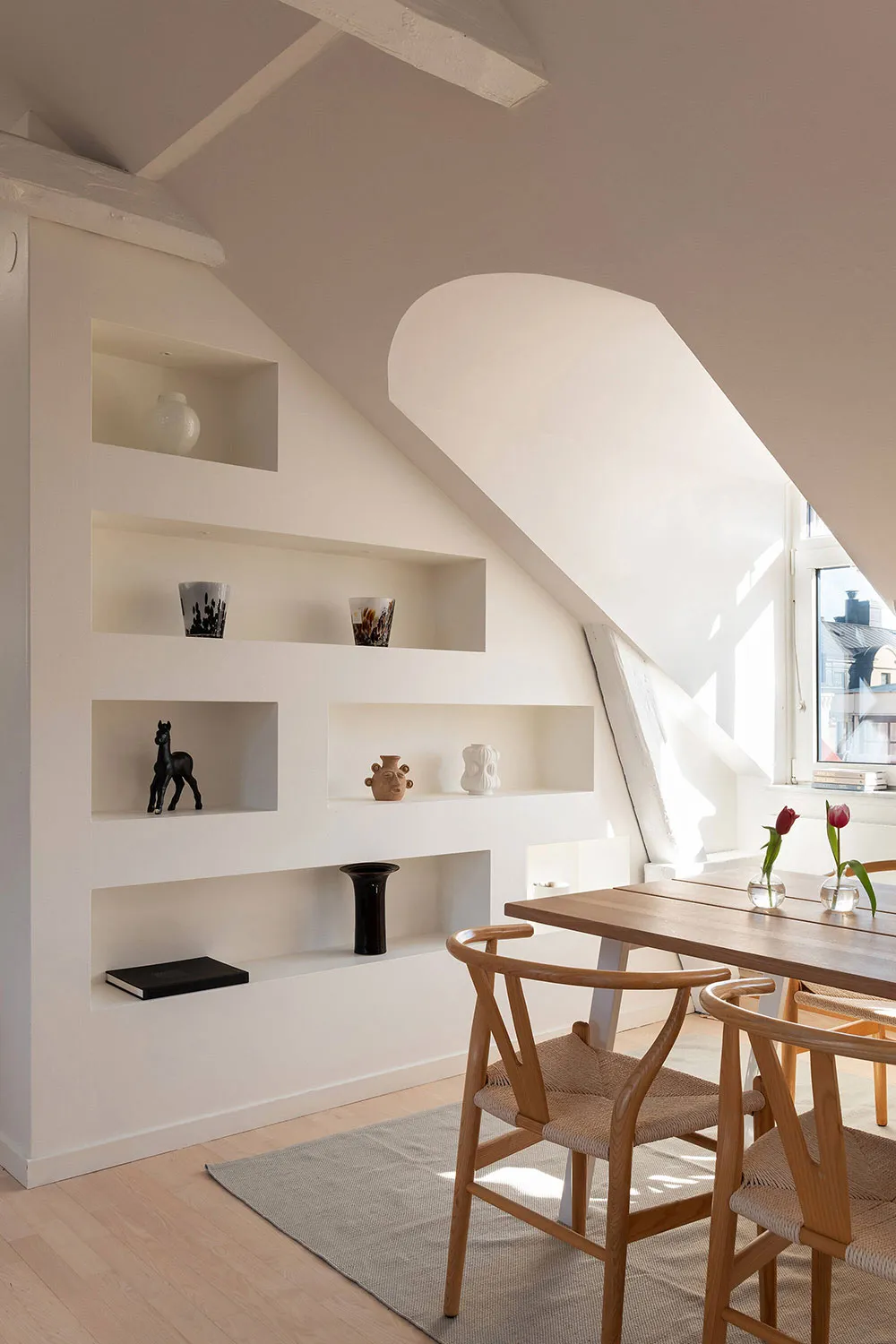 Летние акценты в декоре светлой мансардной квартиры в Стокгольме (70 кв. м) - Gallery image 9