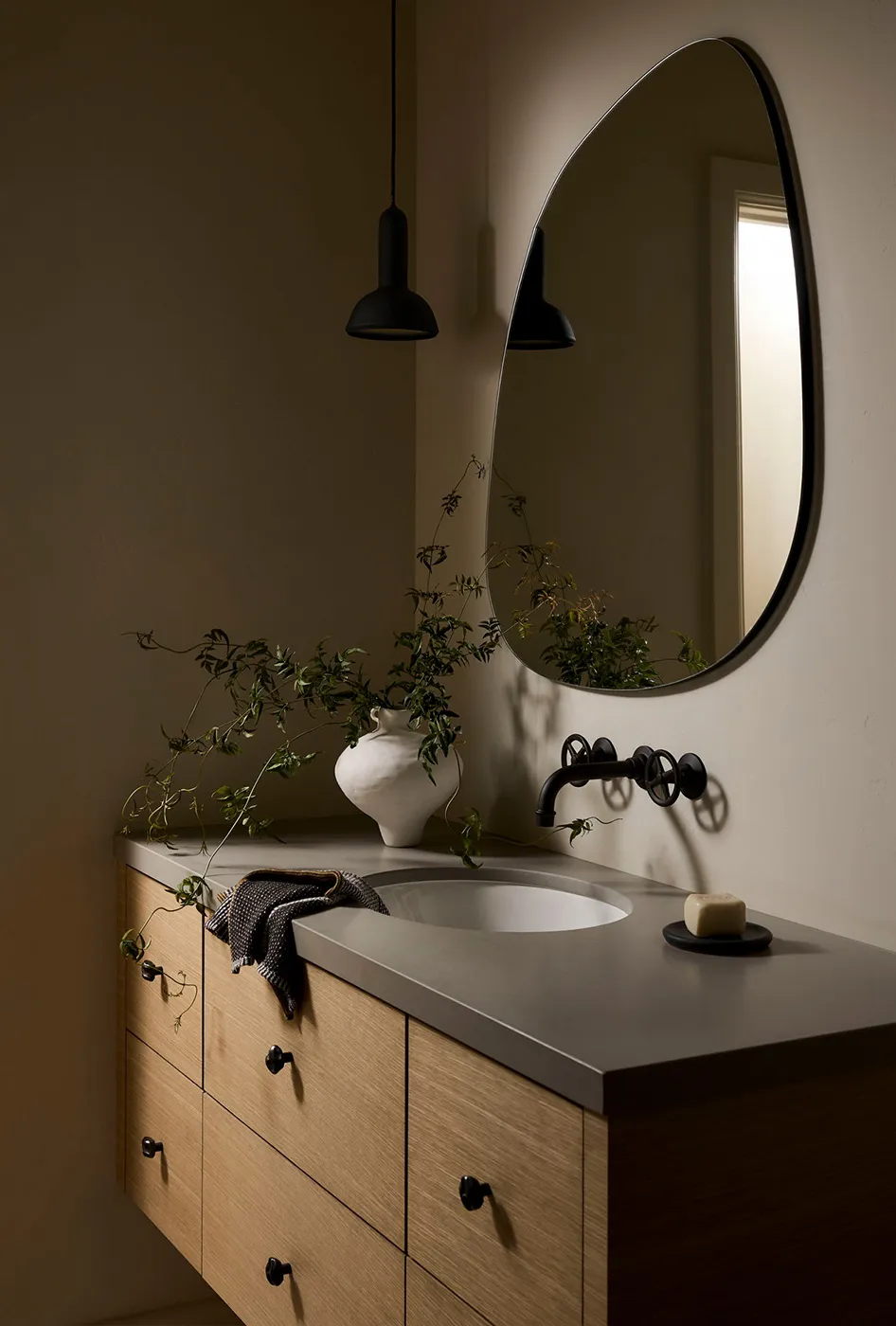 Przyciemnione wnętrza górskiego domu w stanie Juta - Gallery image 5