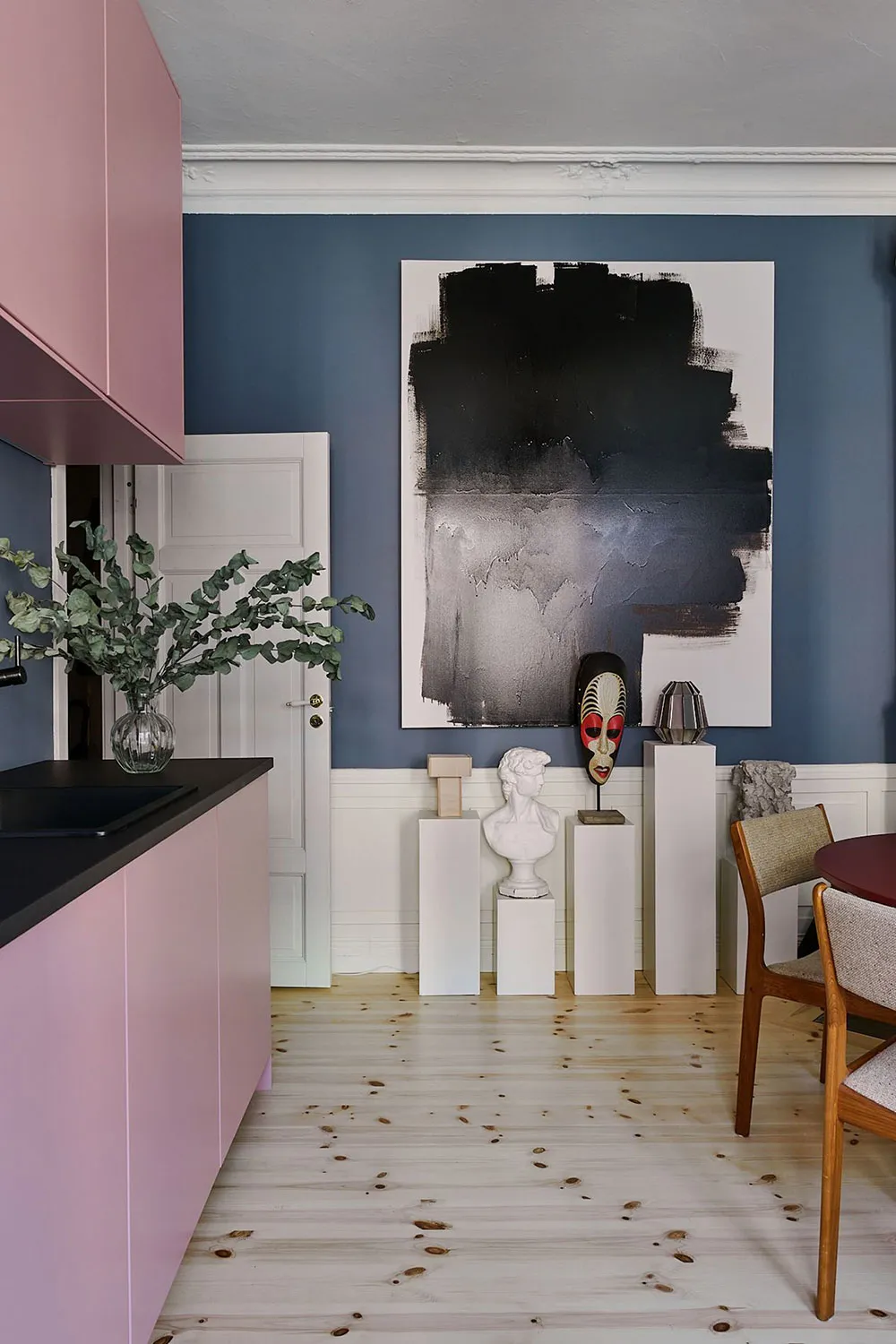 Increíble pequeña apartamento con paredes azules y decoración artística (33 m²) - Gallery image 1