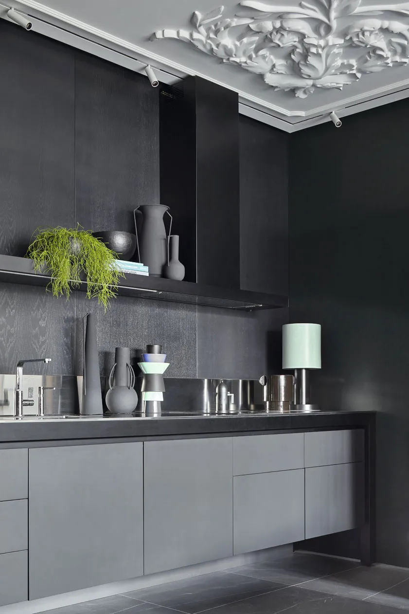 Minimalismo en tonos oscuros y estucado: un interior atrevido para un joven en Moscú (73 m²) - Gallery image 5