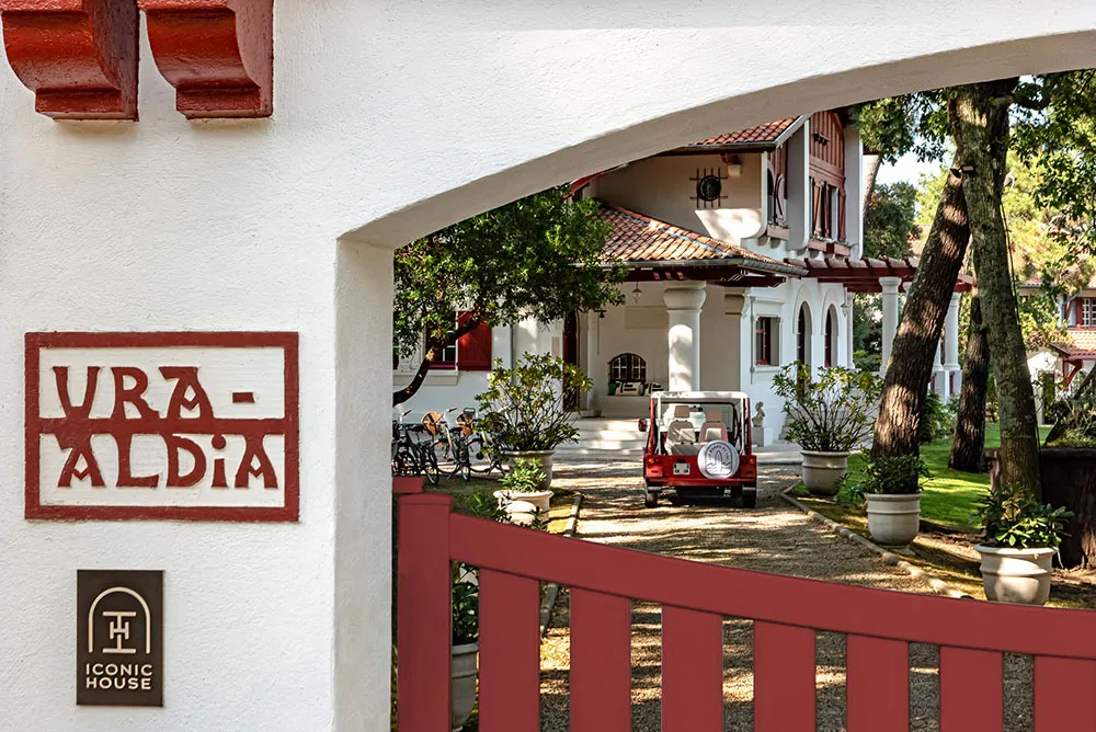 Гри з кольором і декором у красивому гостевому домі на Атлантичному узбережжі Франції - Gallery image 23