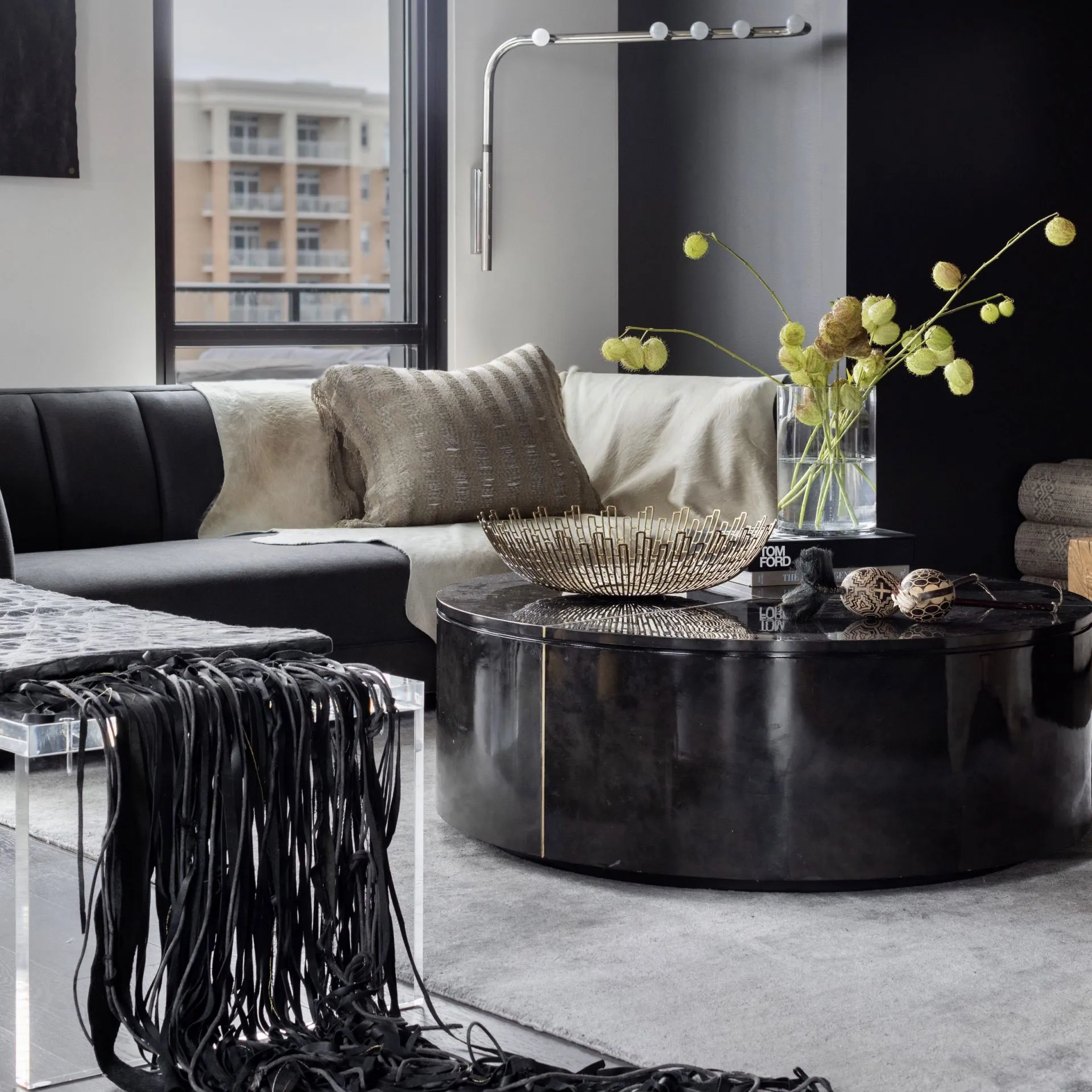 Accents sombres et touches de glamour : le loft d'une jeune femme moderne à Chicago - Gallery image 7
