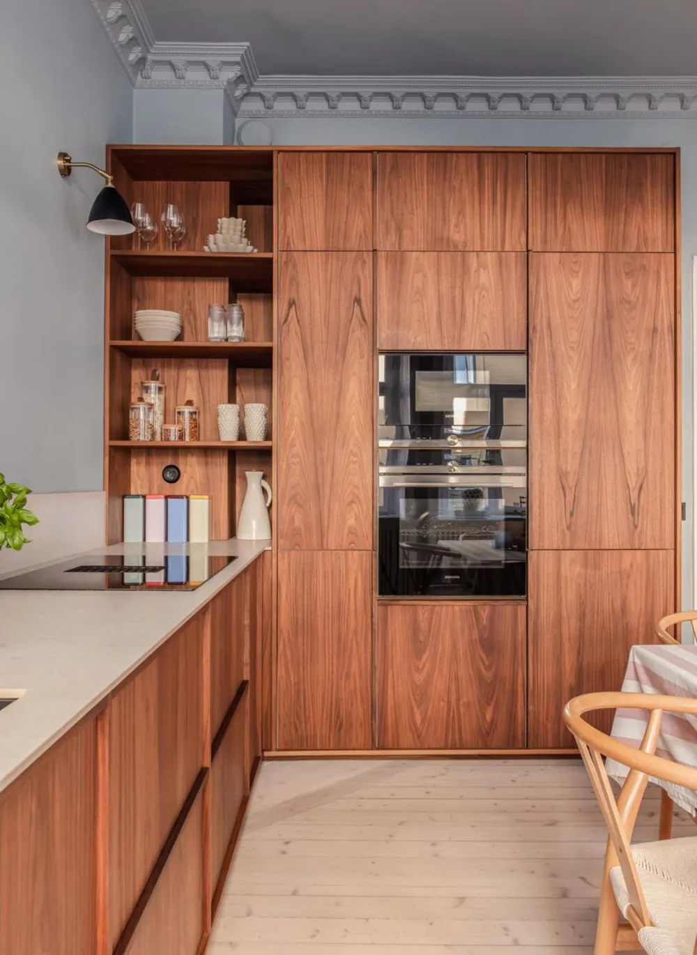 Plafond rose et canapé tacheté : un appartement lumineux à Stockholm (61 m²) - Gallery image 10