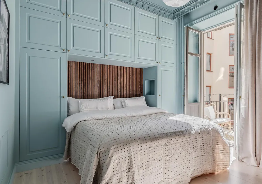 Plafond rose et canapé tacheté : un appartement lumineux à Stockholm (61 m²) - Gallery image 13