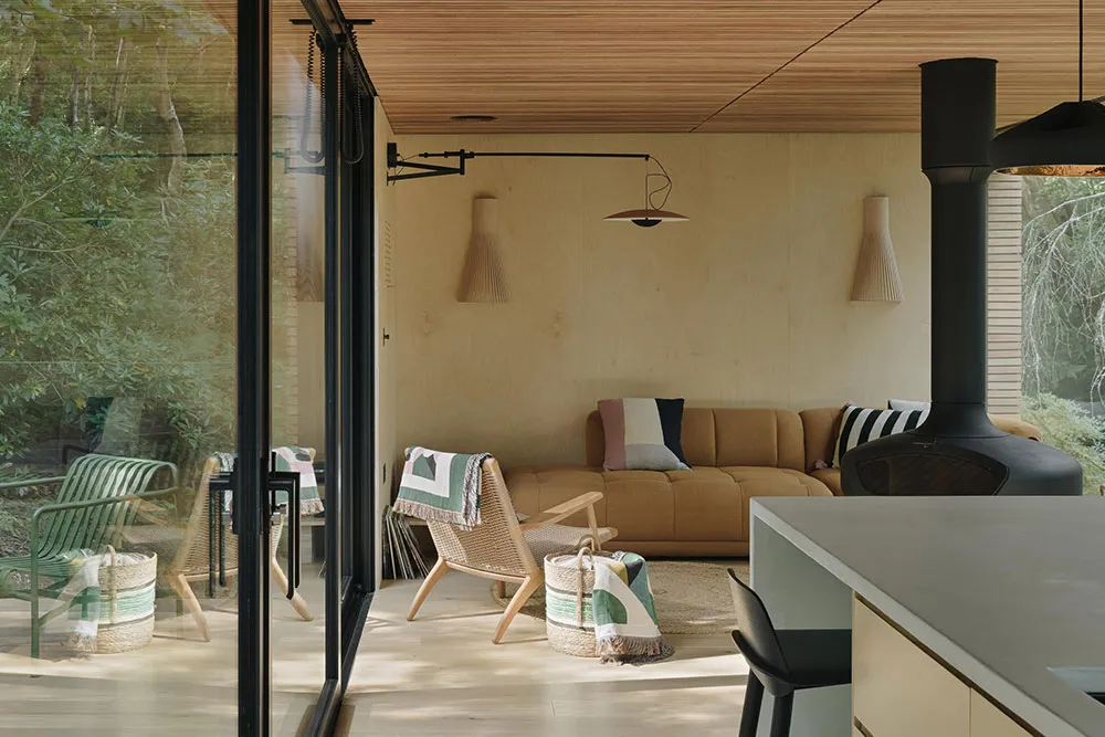 Kleine Hütte im Wald mit Glaswänden und stilvollem Design - Gallery image 2