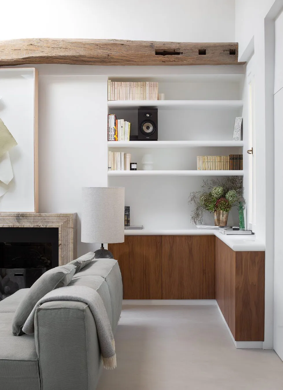 Балки та сучасний декор: ефектна квартира під дахом у Парижі - Gallery image 1