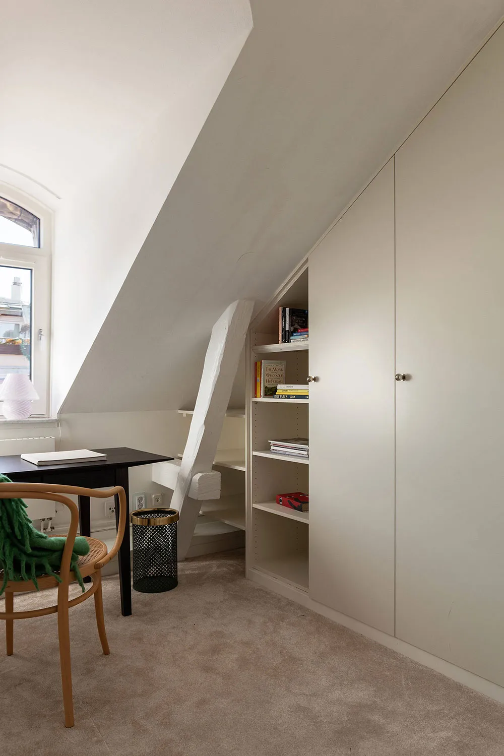 Летние акценты в декоре светлой мансардной квартиры в Стокгольме (70 кв. м) - Gallery image 22