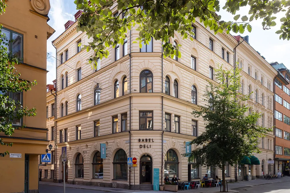 Plafond rose et canapé tacheté : un appartement lumineux à Stockholm (61 m²) - Gallery image 25