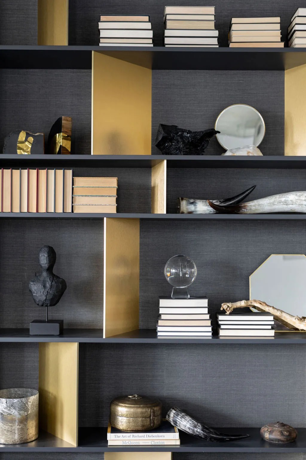 Accents sombres et touches de glamour : le loft d'une jeune femme moderne à Chicago - Gallery image 6