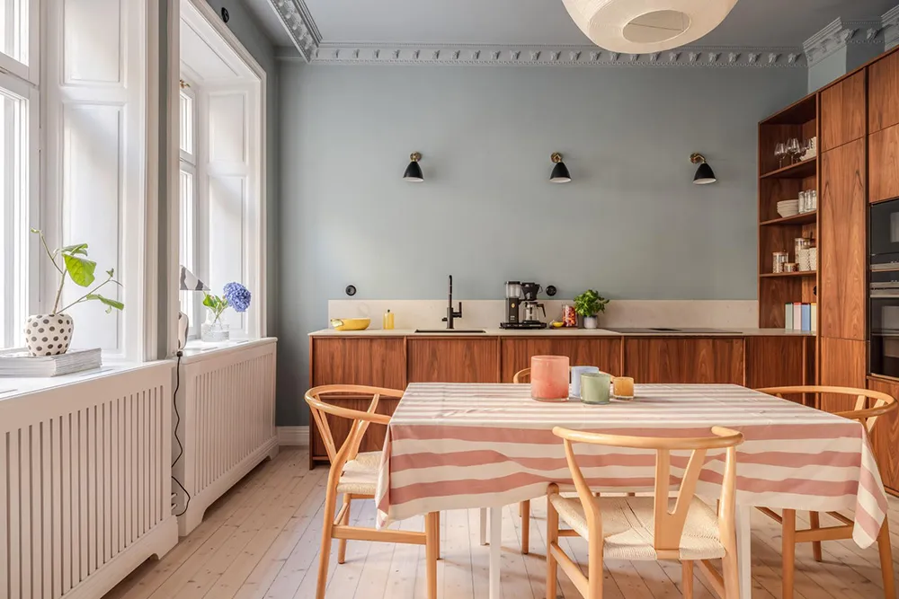 Plafond rose et canapé tacheté : un appartement lumineux à Stockholm (61 m²) - Gallery image 7