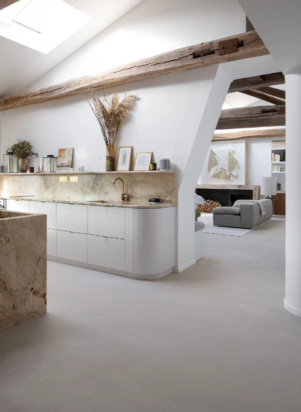 Балки та сучасний декор: ефектна квартира під дахом у Парижі - Gallery image 10