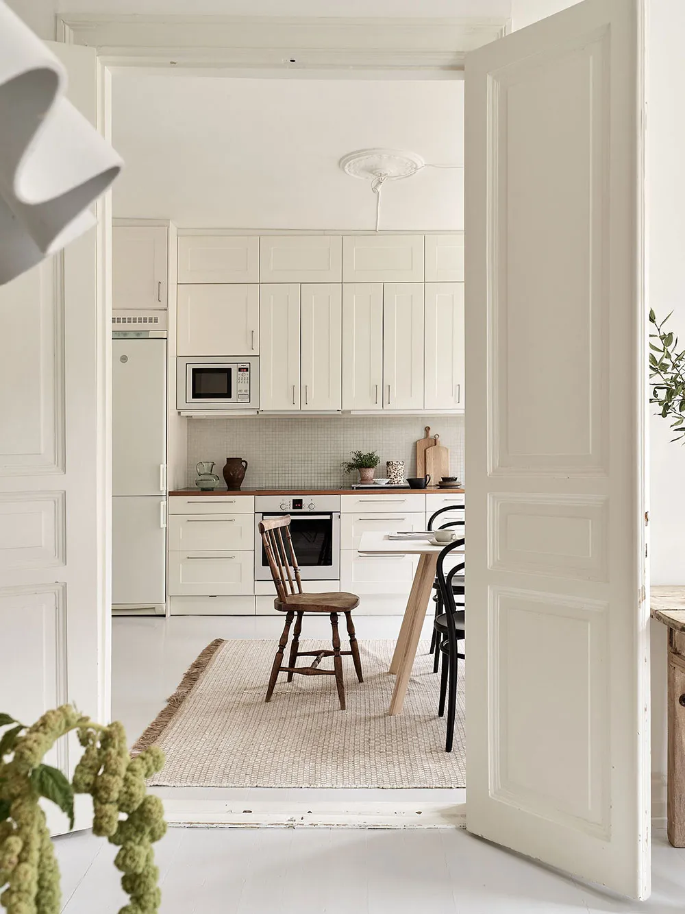 Appartement blanc dans un ancien bâtiment en bois à Gétебourg (87 m²) - Gallery image 4