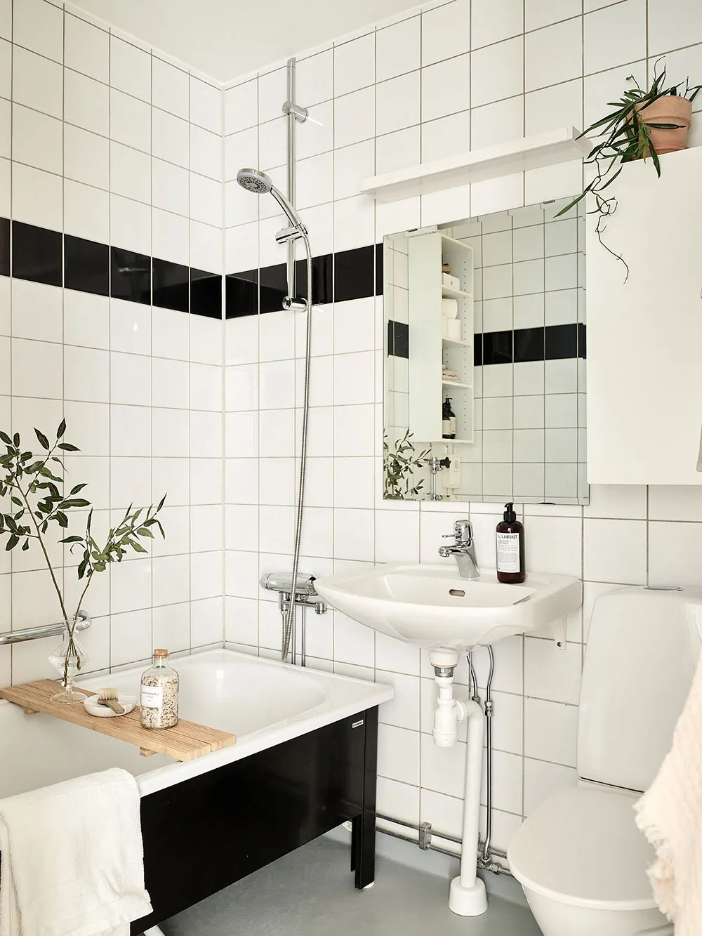 Appartement blanc dans un ancien bâtiment en bois à Gétебourg (87 m²) - Gallery image 17