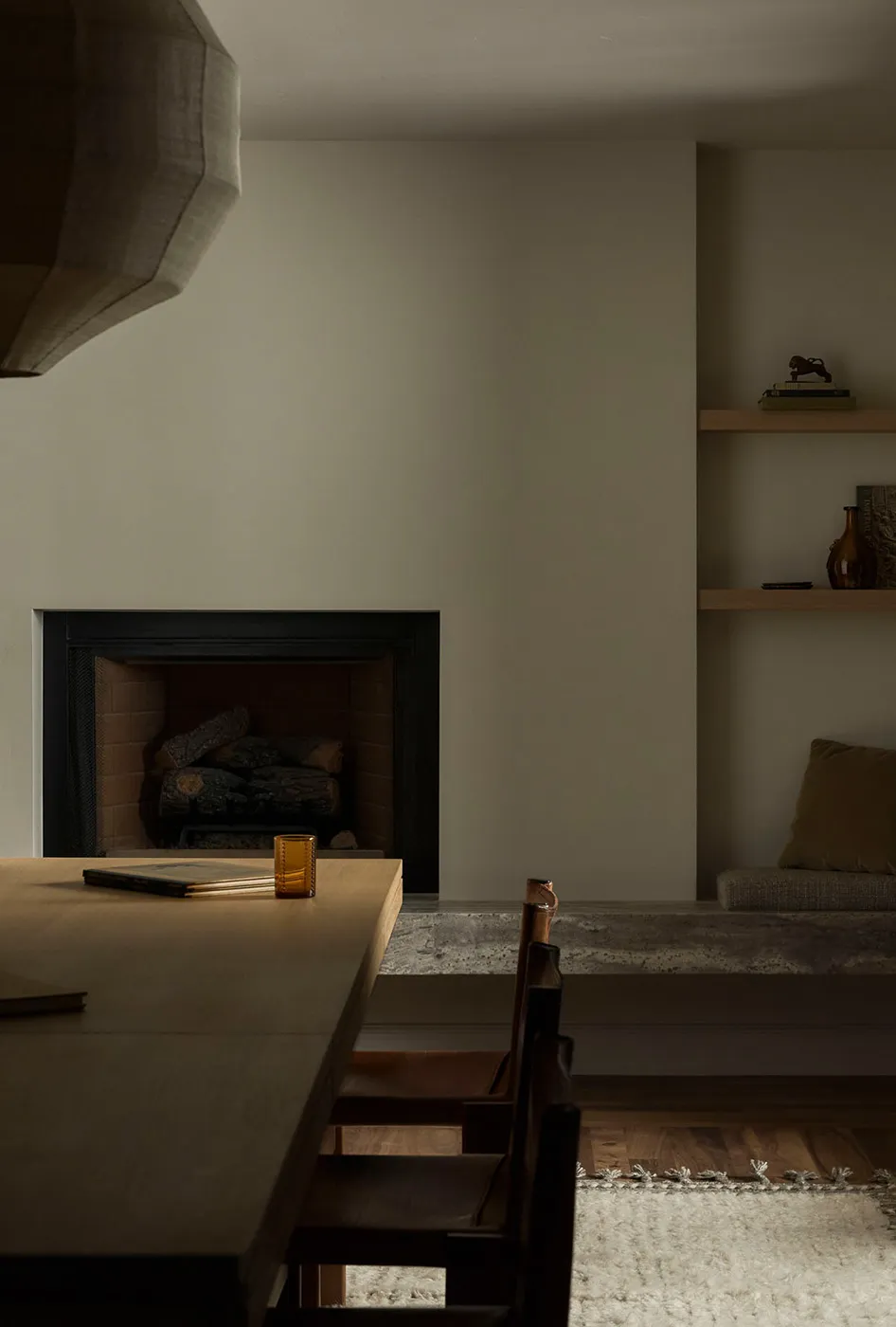 Przyciemnione wnętrza górskiego domu w stanie Juta - Gallery image 19