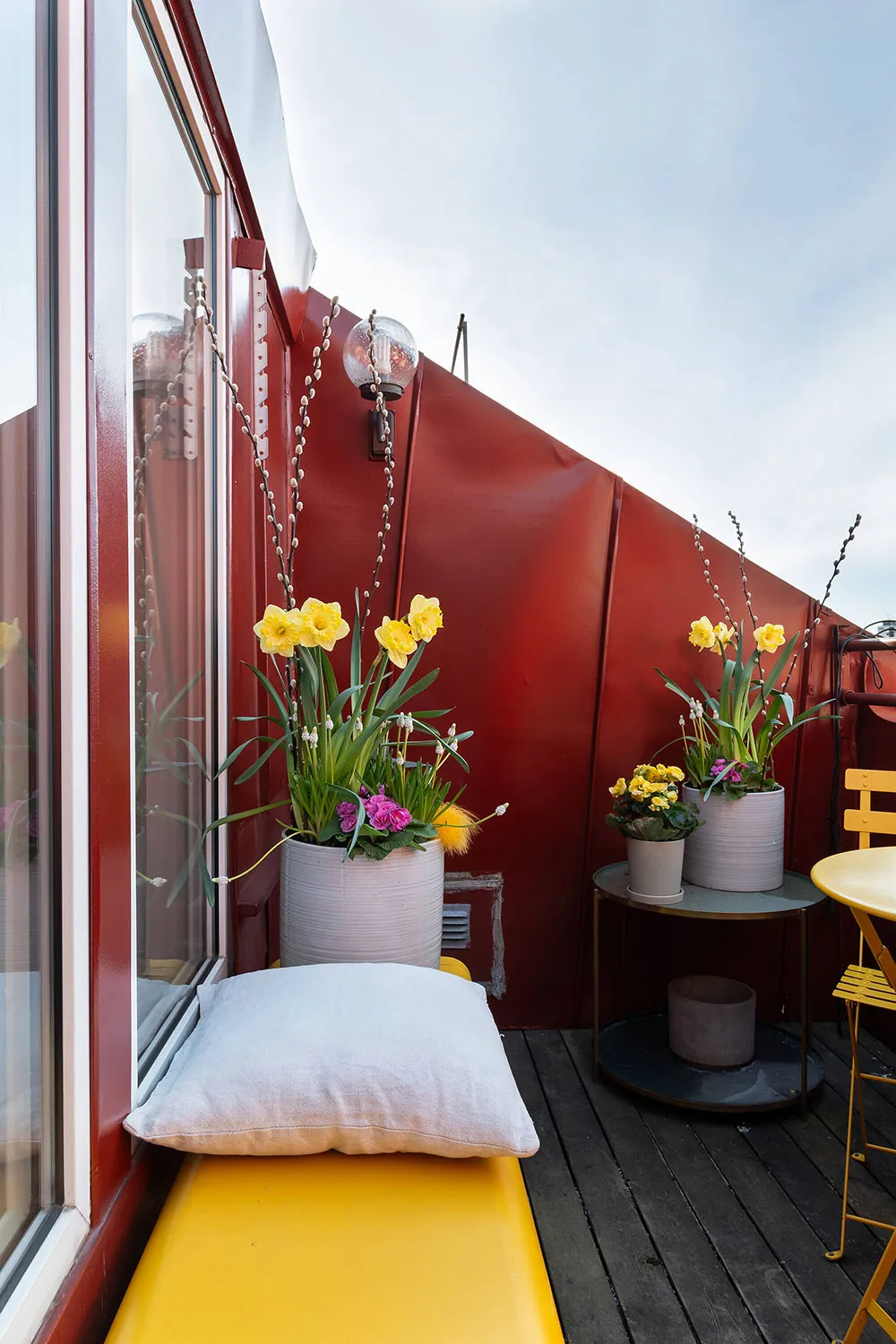 Летние акценты в декоре светлой мансардной квартиры в Стокгольме (70 кв. м) - Gallery image 1