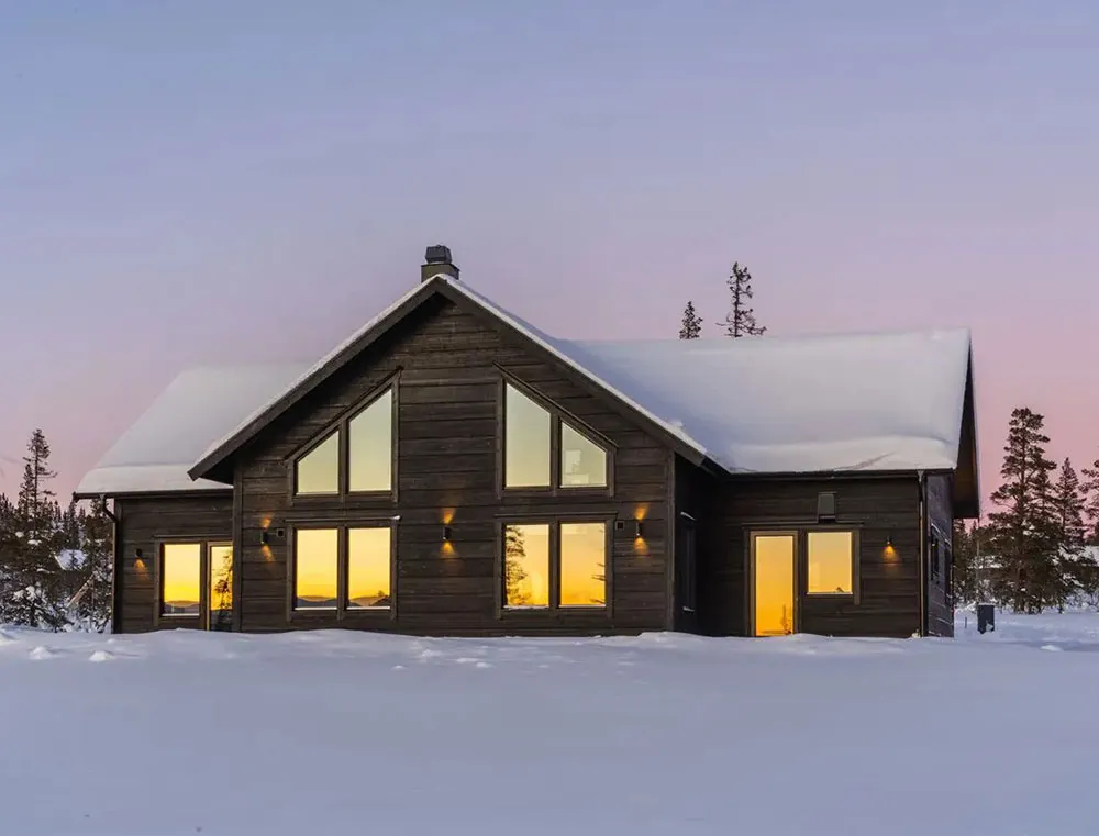 Сучасне скандинавське шале з темною деревиною - Gallery image 20