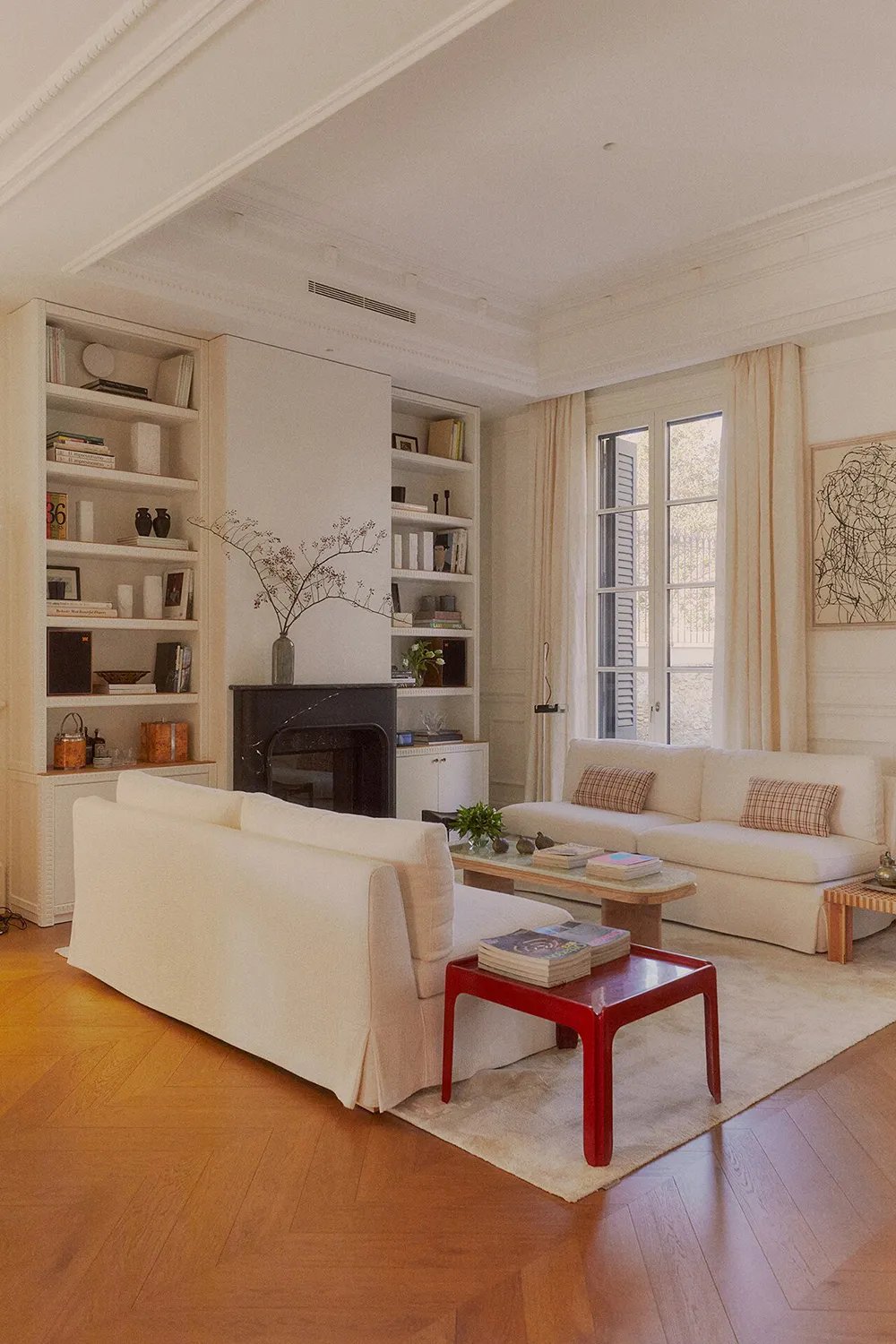 Milchige Interieurs eines eleganten Townhouses in Barcelona - Gallery image 2