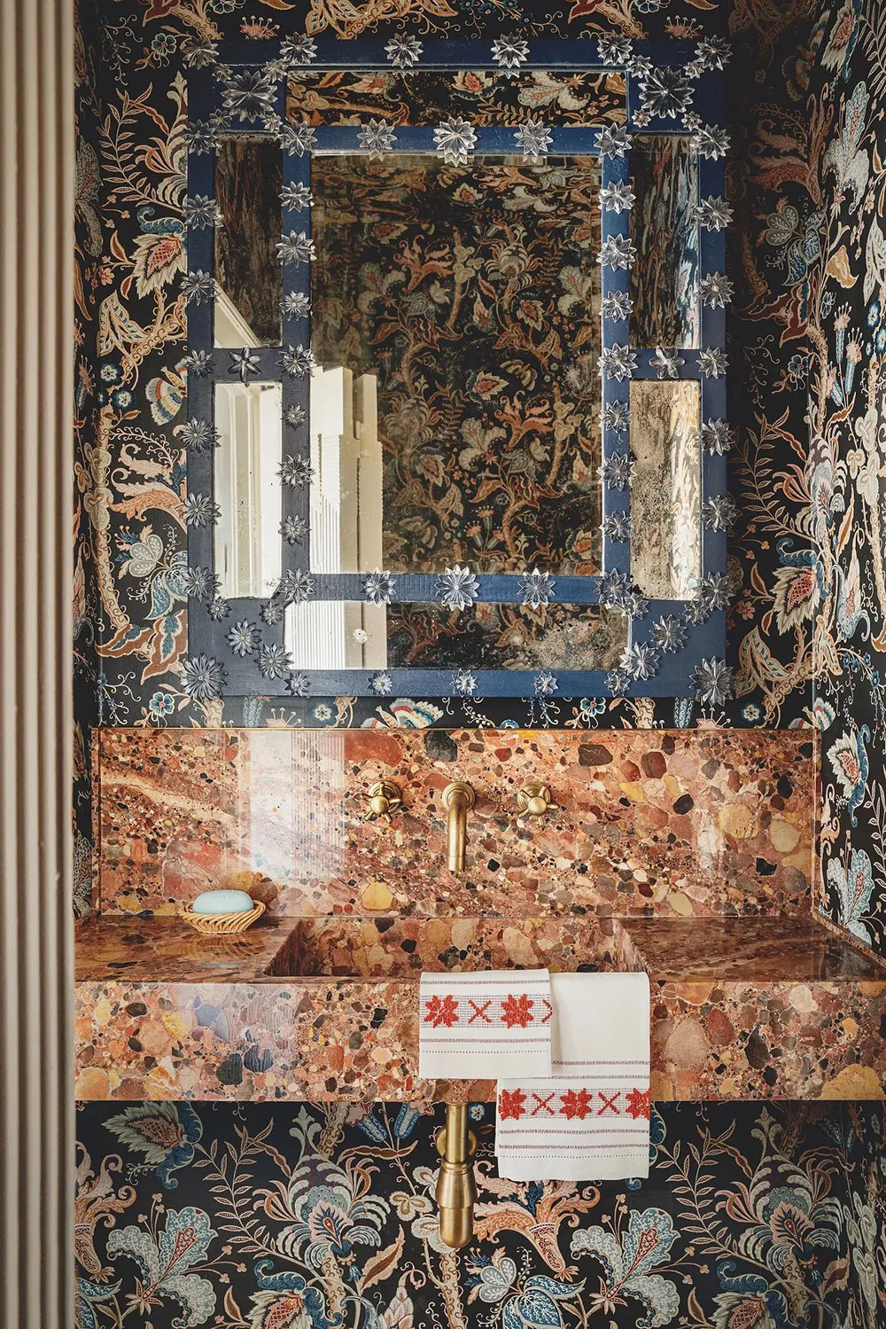 リスボンにある100年前に建てられたデザイナーの家。地元の職人たちによって作られたユニークな装飾が施されている。 - Gallery image 8