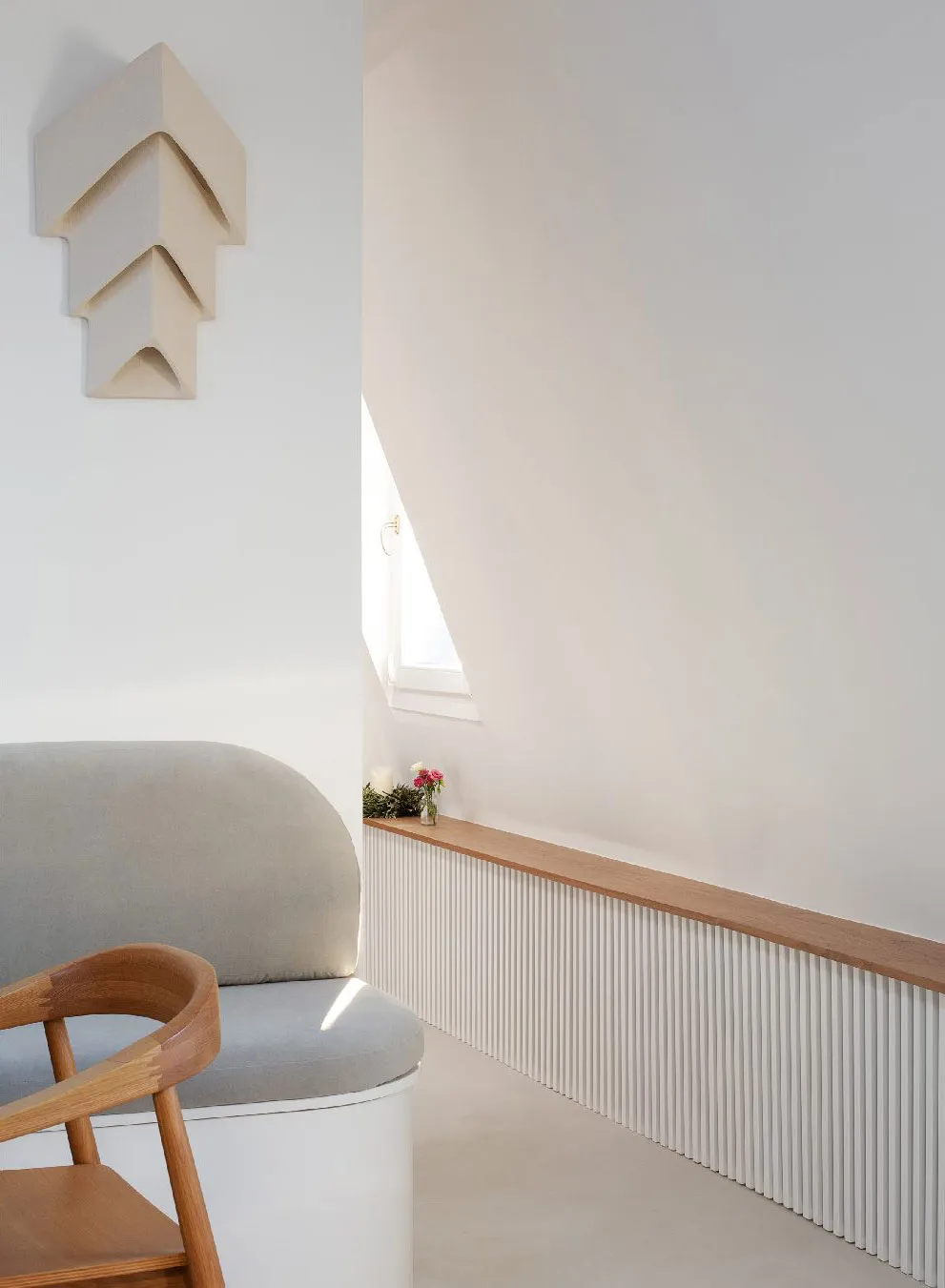 Балки та сучасний декор: ефектна квартира під дахом у Парижі - Gallery image 6