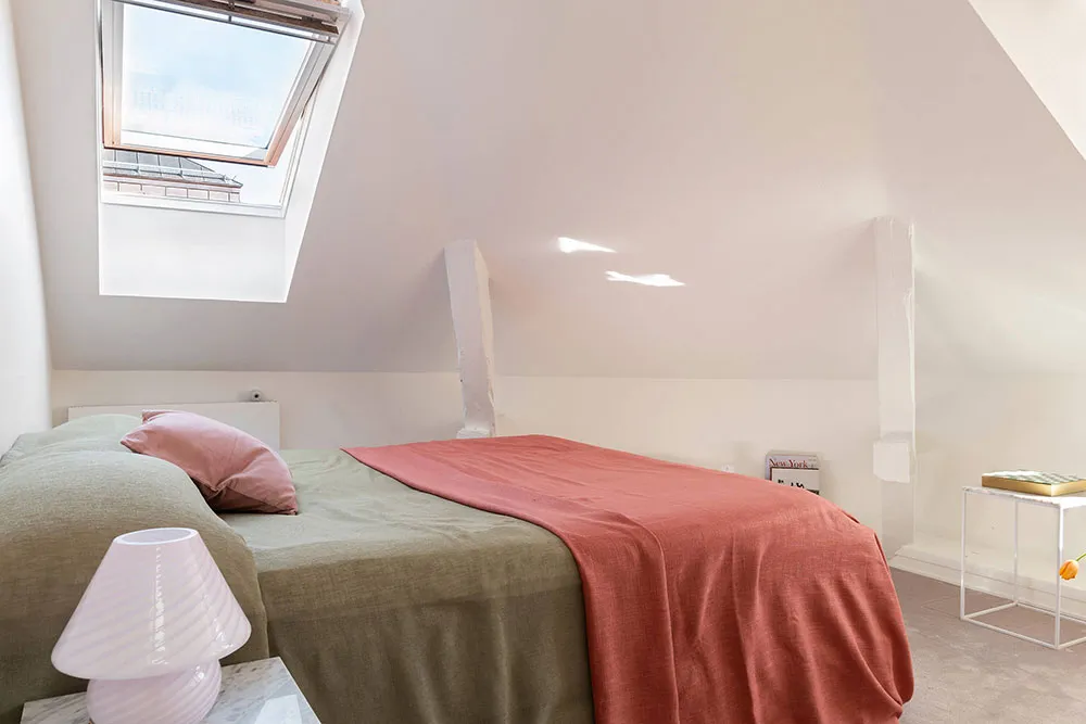 Летние акценты в декоре светлой мансардной квартиры в Стокгольме (70 кв. м) - Gallery image 19