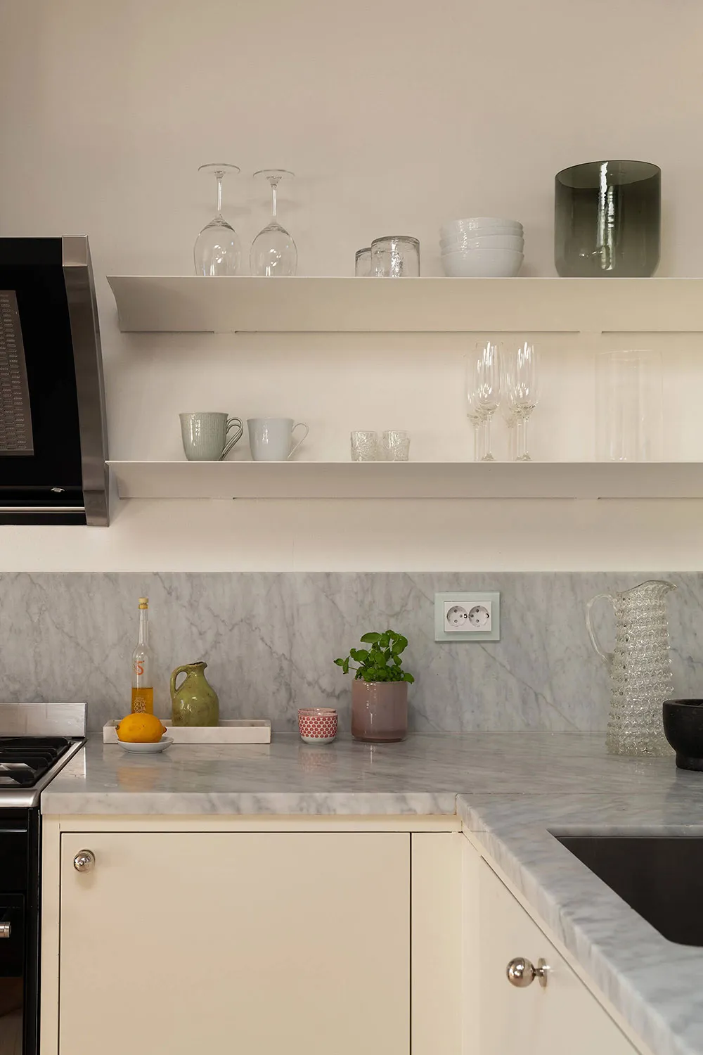 Летние акценты в декоре светлой мансардной квартиры в Стокгольме (70 кв. м) - Gallery image 15