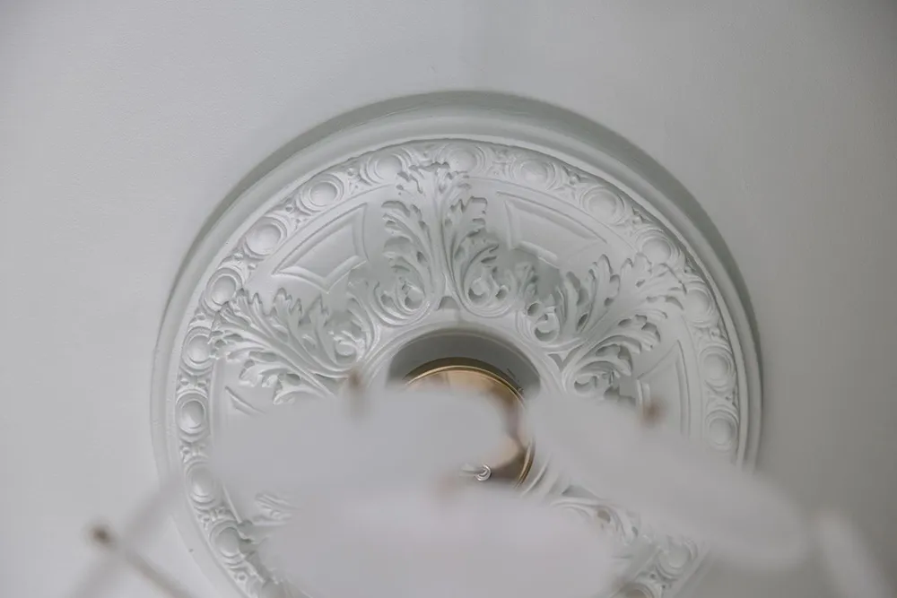 Plafond rose et canapé tacheté : un appartement lumineux à Stockholm (61 m²) - Gallery image 23