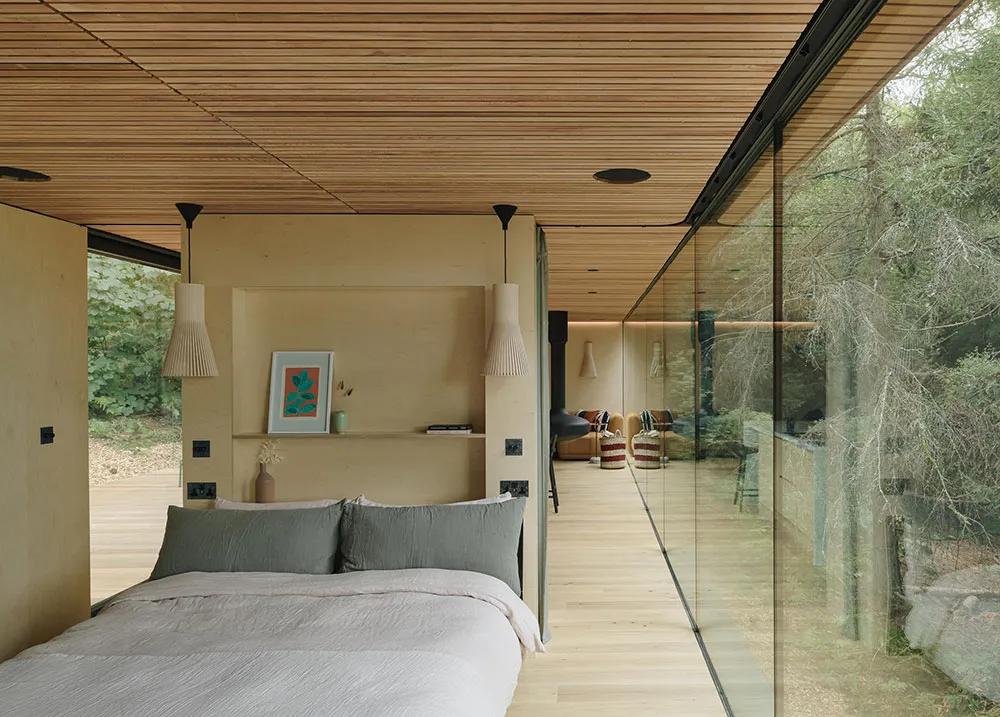 Kleine Hütte im Wald mit Glaswänden und stilvollem Design - Gallery image 6