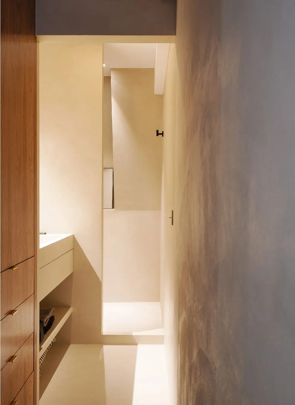 Балки та сучасний декор: ефектна квартира під дахом у Парижі - Gallery image 14