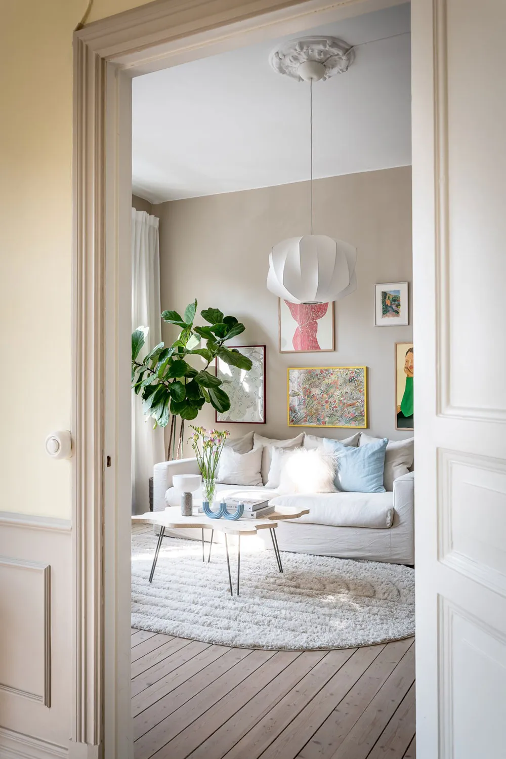 Appartement cosy dans des tons sableux à Stockholm - Gallery image 1