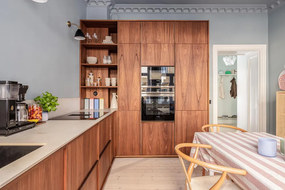 Plafond rose et canapé tacheté : un appartement lumineux à Stockholm (61 m²) - Gallery image 9