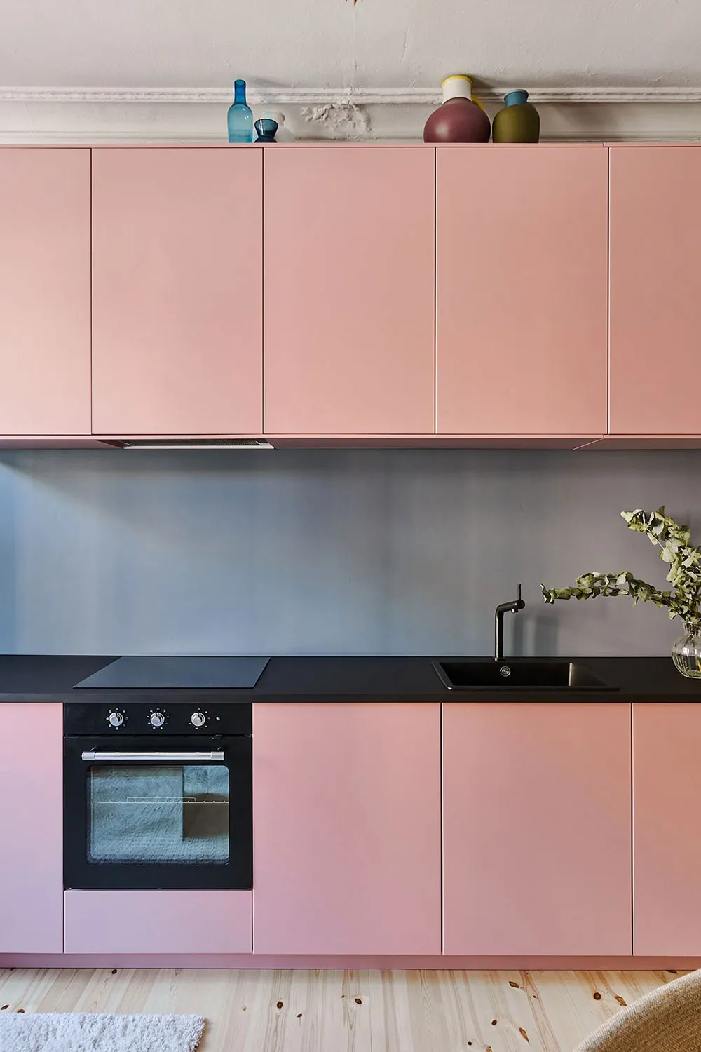 Increíble pequeña apartamento con paredes azules y decoración artística (33 m²) - Gallery image 2