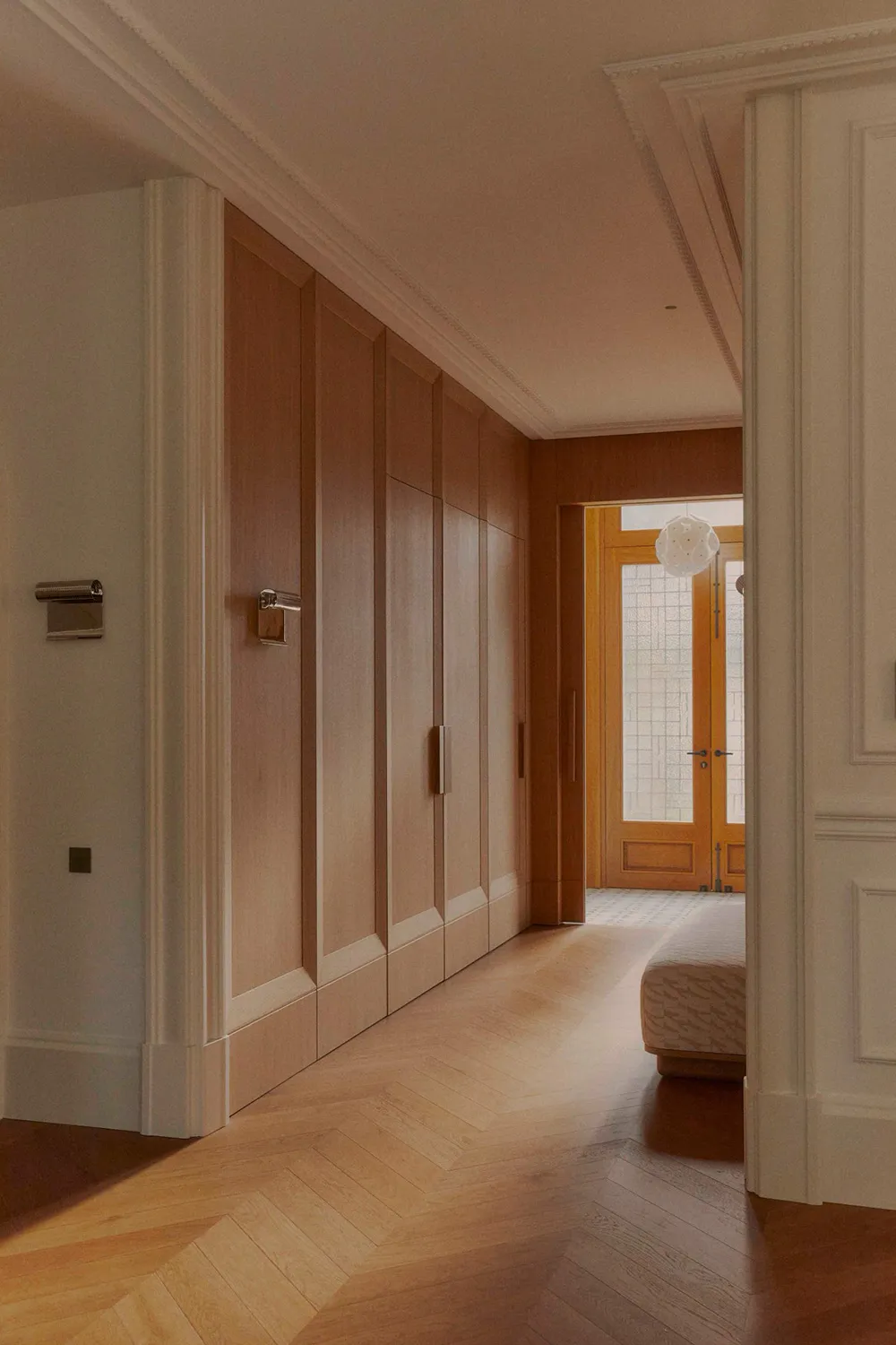 Milchige Interieurs eines eleganten Townhouses in Barcelona - Gallery image 16
