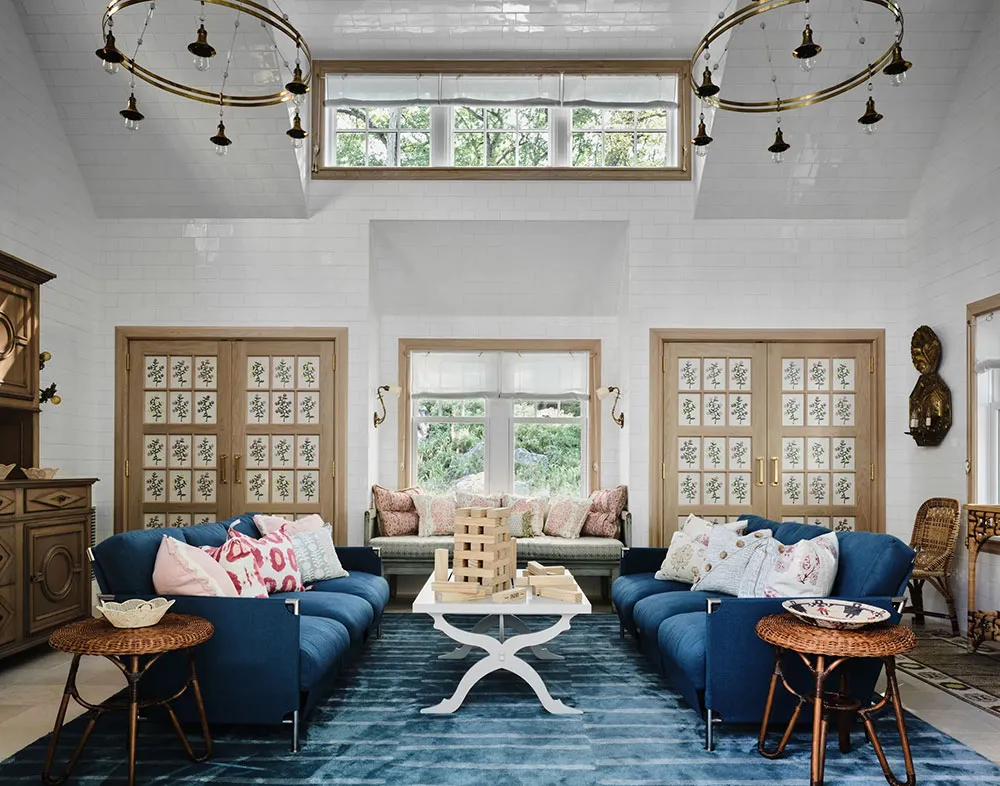 Cozy Lake House in the USA with Exquisite Ornaments and Prints - Gallery image 11