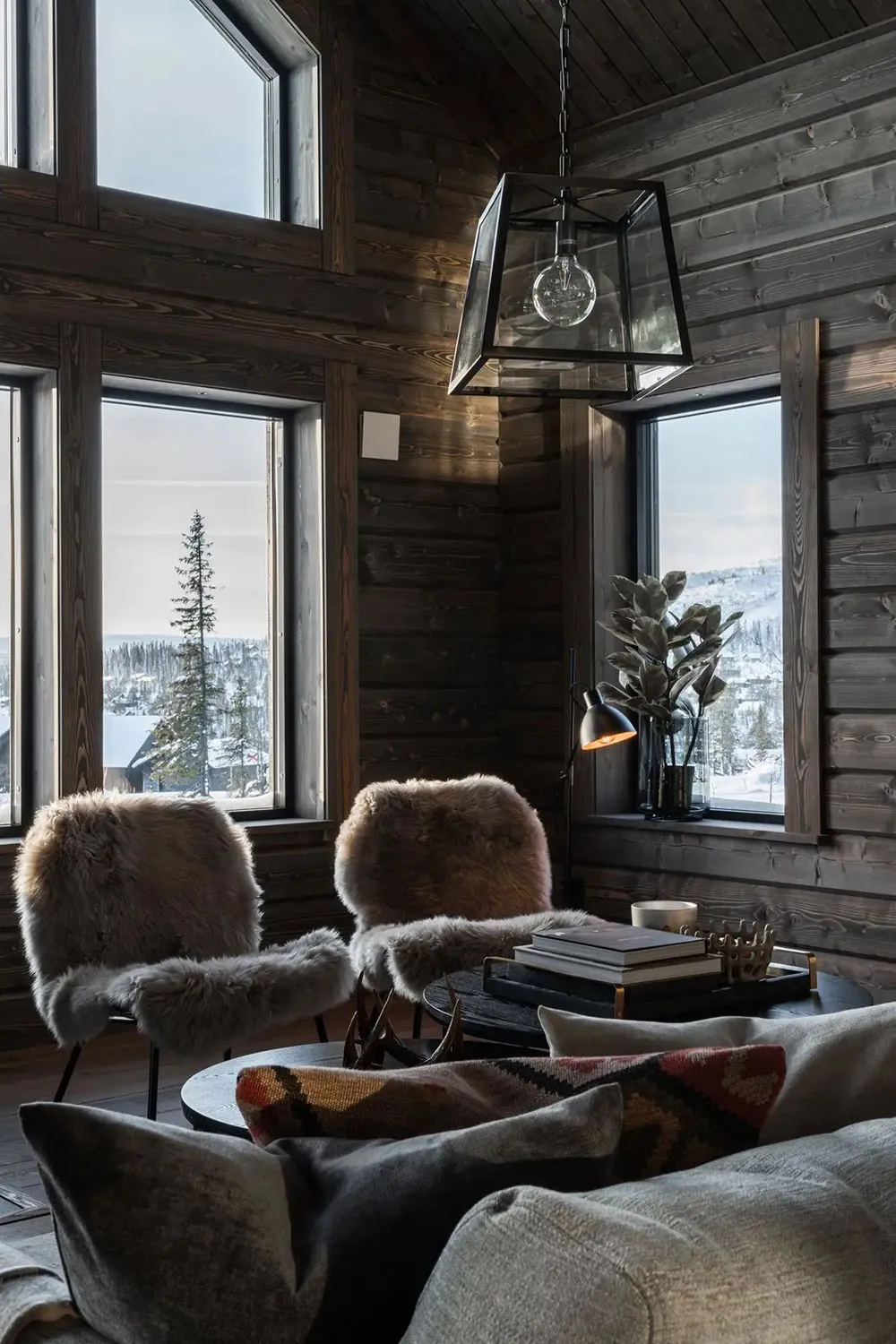 Сучасне скандинавське шале з темною деревиною - Gallery image 1