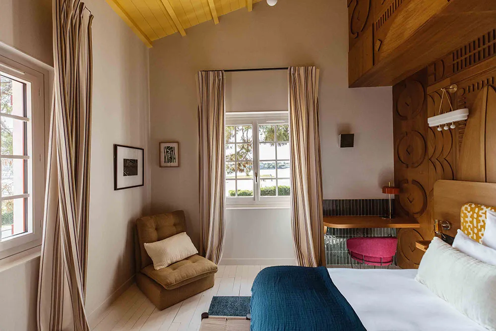 Гри з кольором і декором у красивому гостевому домі на Атлантичному узбережжі Франції - Gallery image 7