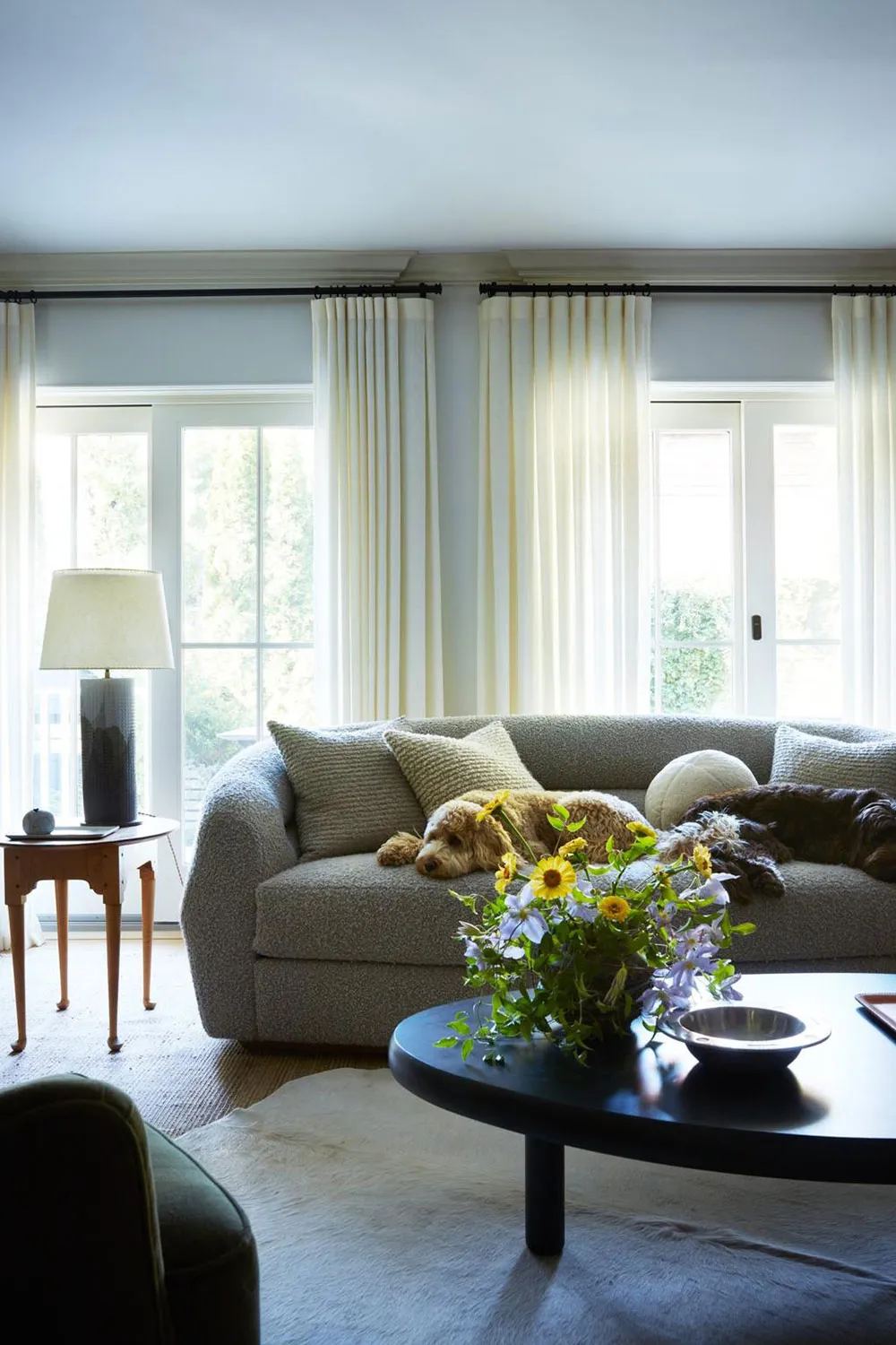 Стильний дизайн у прохолодних тонах для будинку в Коннектикуті - Gallery image 1