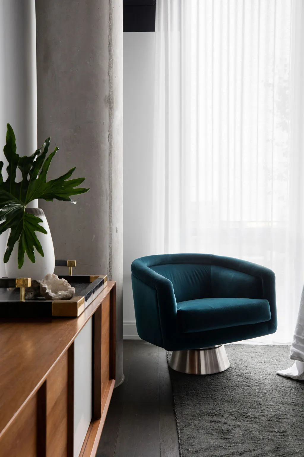 Accents sombres et touches de glamour : le loft d'une jeune femme moderne à Chicago - Gallery image 10