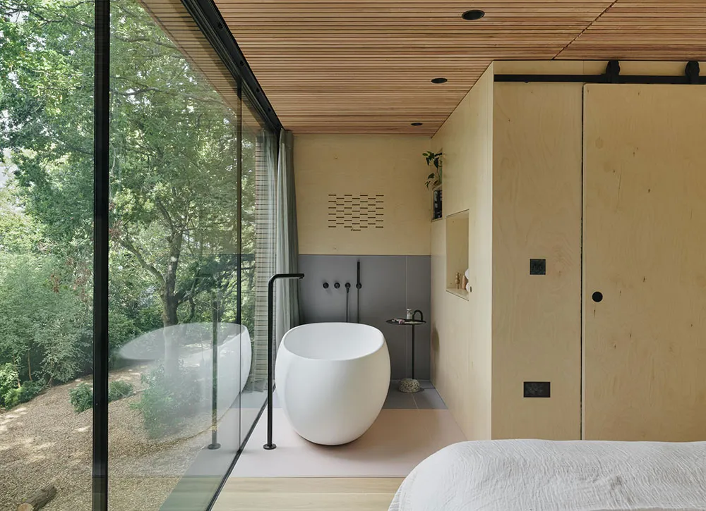 Kleine Hütte im Wald mit Glaswänden und stilvollem Design - Gallery image 8