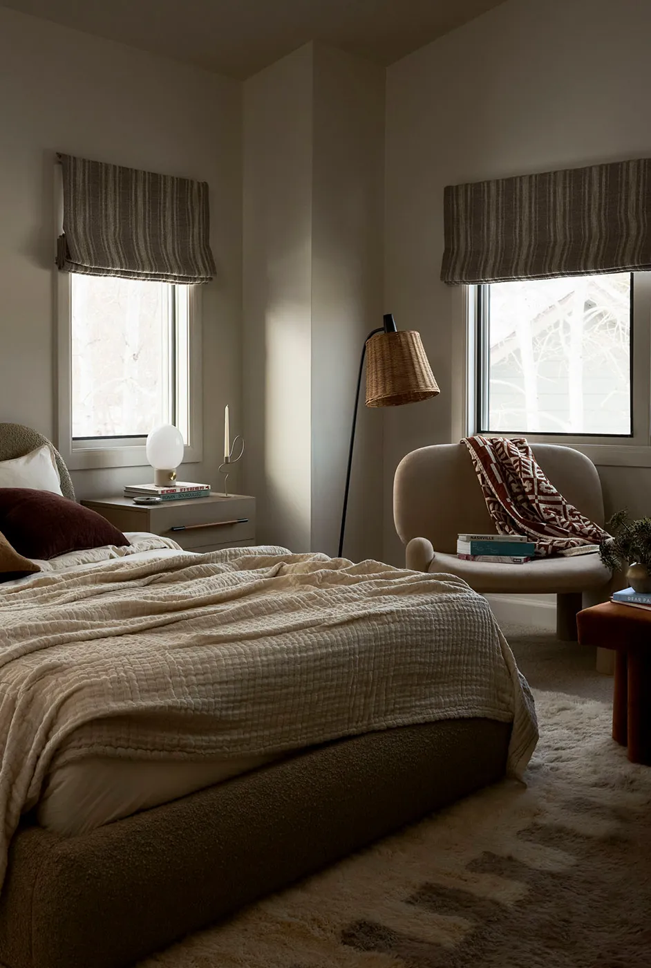 Przyciemnione wnętrza górskiego domu w stanie Juta - Gallery image 11