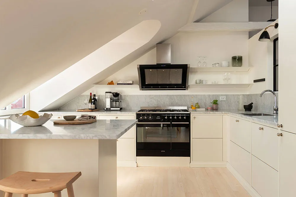 Летние акценты в декоре светлой мансардной квартиры в Стокгольме (70 кв. м) - Gallery image 12