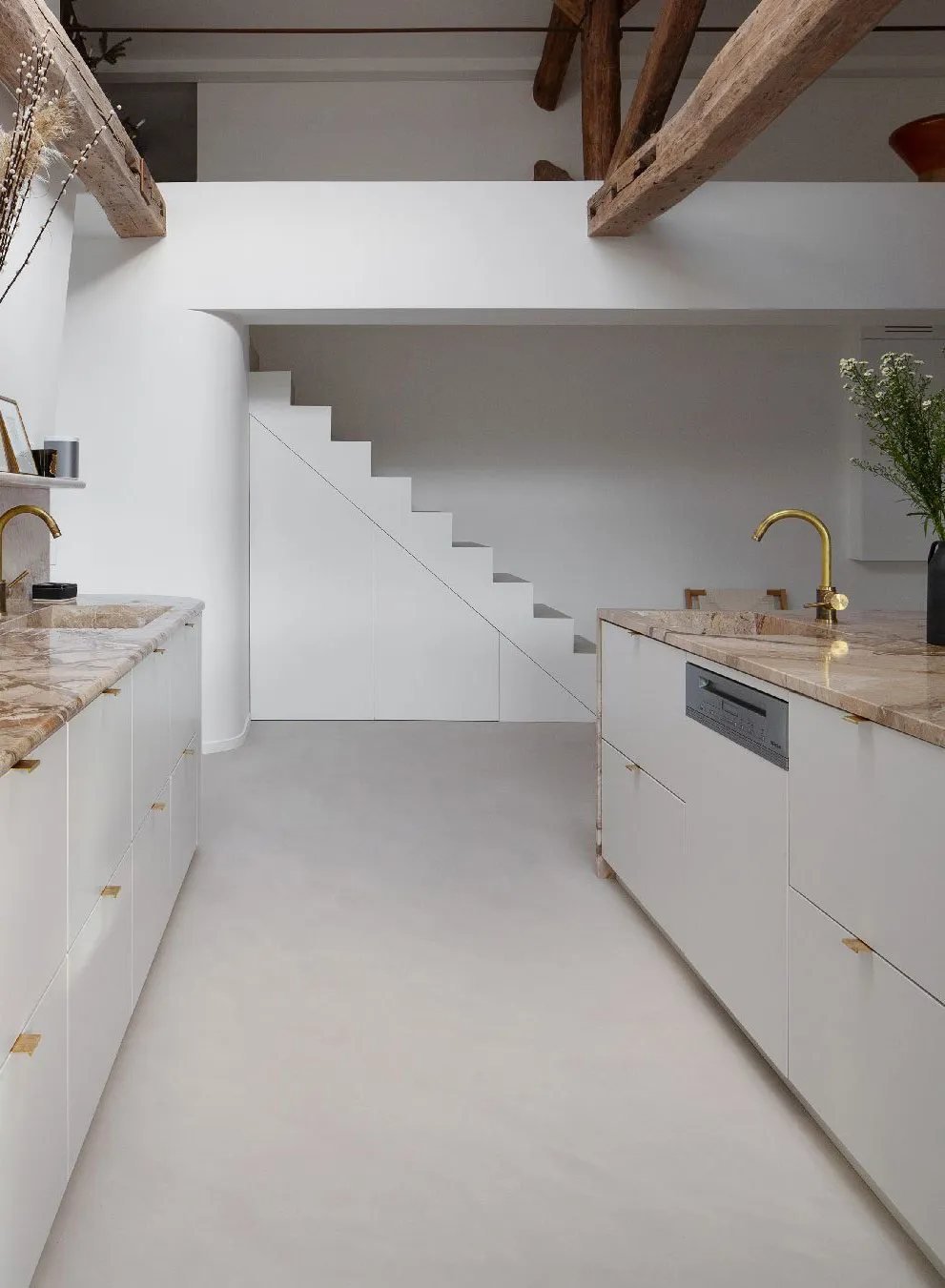 Балки та сучасний декор: ефектна квартира під дахом у Парижі - Gallery image 8