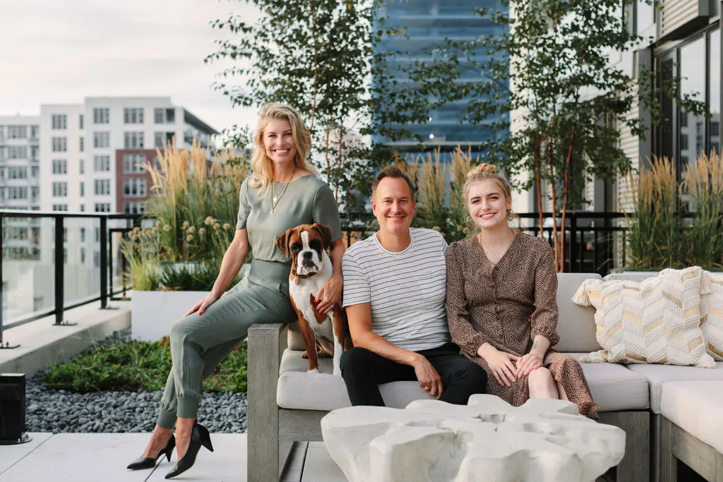 Accents sombres et touches de glamour : le loft d'une jeune femme moderne à Chicago - Gallery image 17