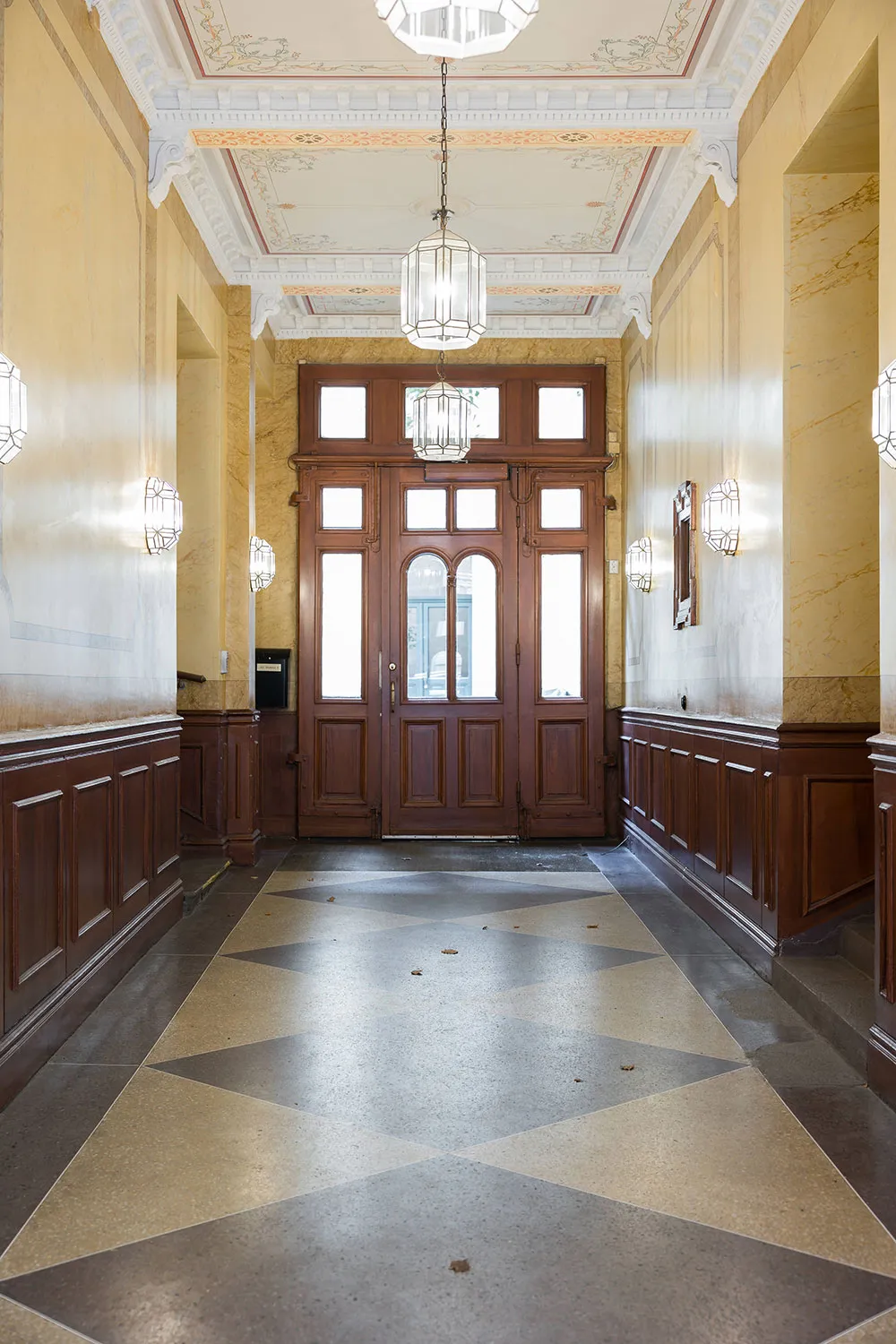 स्टॉकहोम में “सैंड टोन्स” में बनाया गया “मॉडर्न क्लासिक” - Gallery image 26